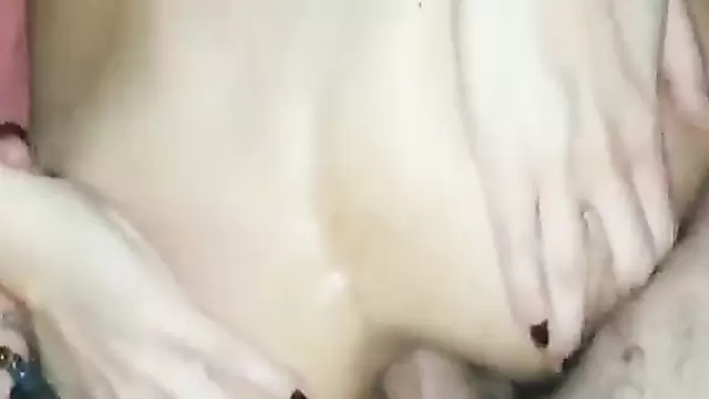 Tacik kız, kıçına derin bir giriş alıyor.